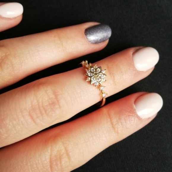 Gold Diamond Snowflake Ring - Picture 5 of 6